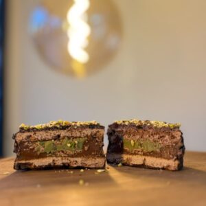 Alfajor de pistacho con cobertura negra