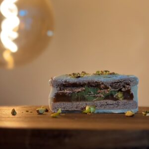 Alfajor de pistacho con baño blanco